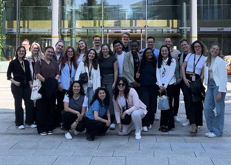 Gruppenfoto des MCCM beim Unternehmensbesuch bei SIXT auf der Exkursion in München