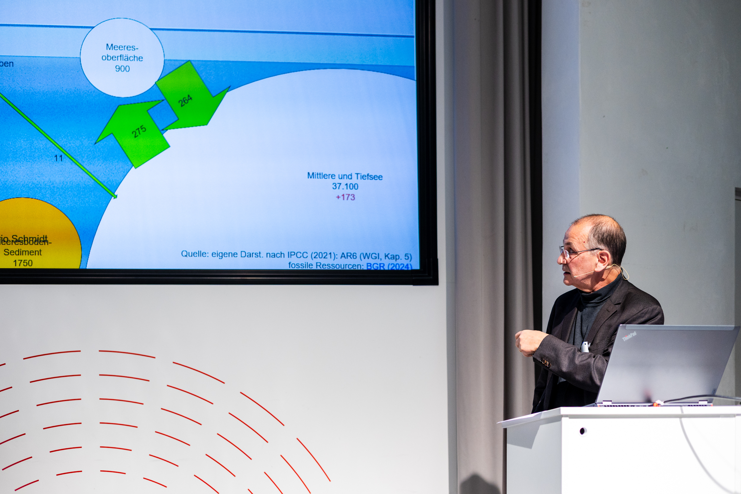 Professor Dr. Mario Schmidt während seiner Präsentation im Studium Generale.