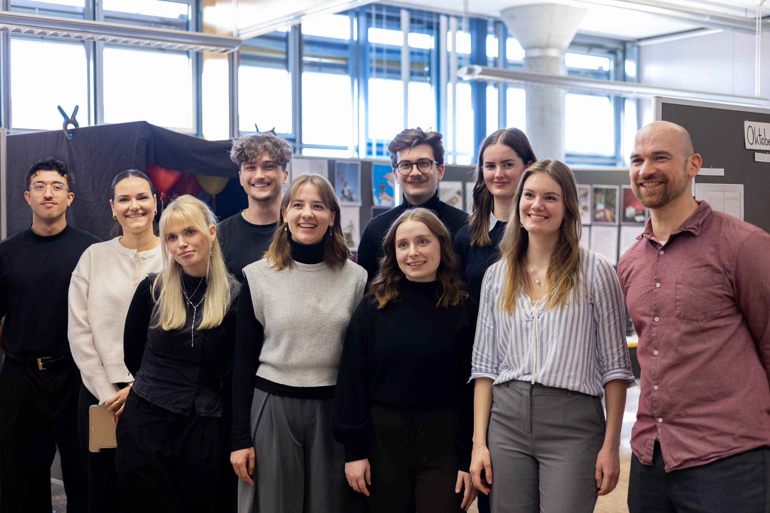 Gruppe Studierender posiert gemeinsam mit ihrem Lehrbeauftragten zum Abschluss des Projekts.