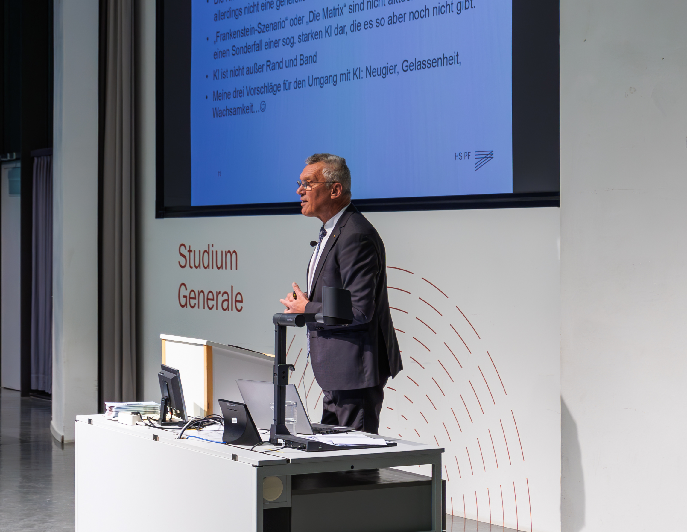 Prof. Wentzel während einer Vorlesung.