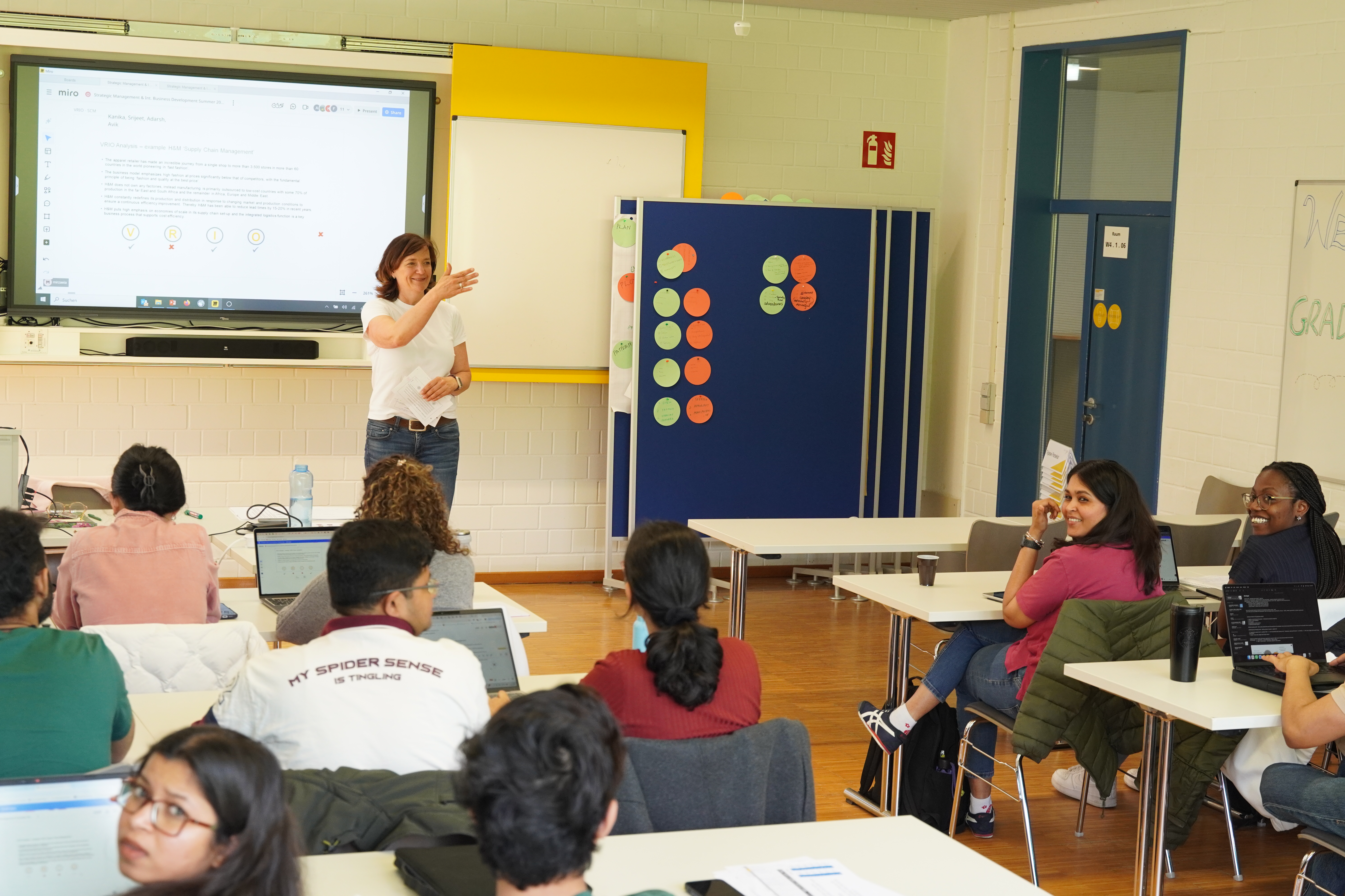 Eine Professorin gibt ein Seminar