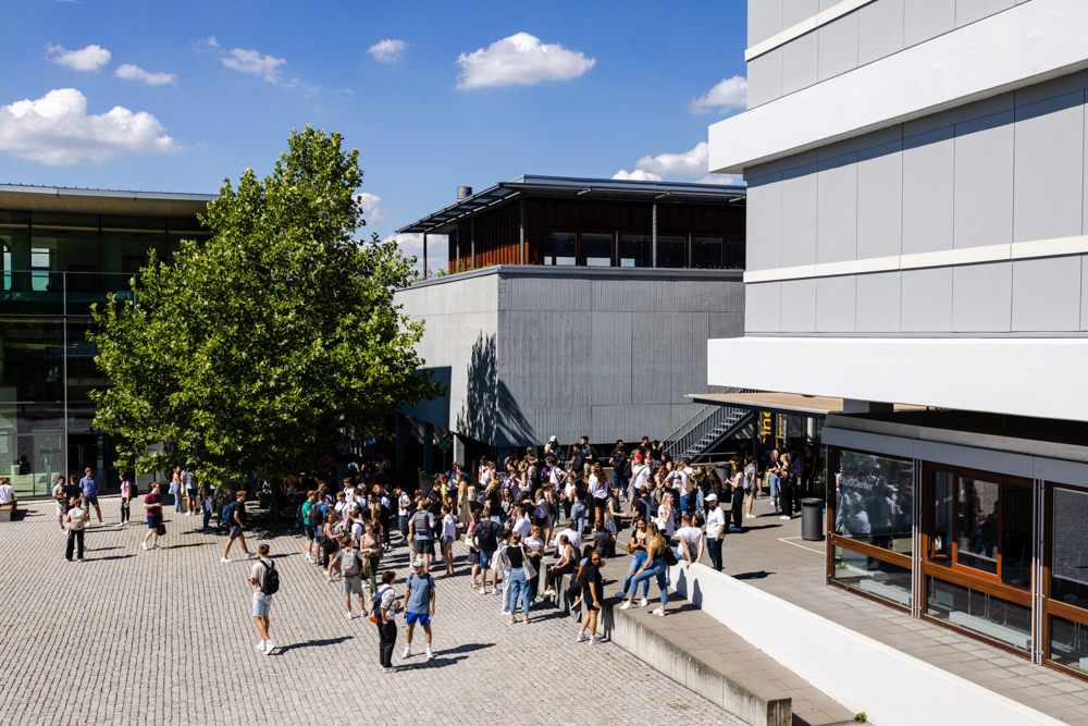 Masterstudierende auf dem Campus der Business School Pforzheim im Sommer