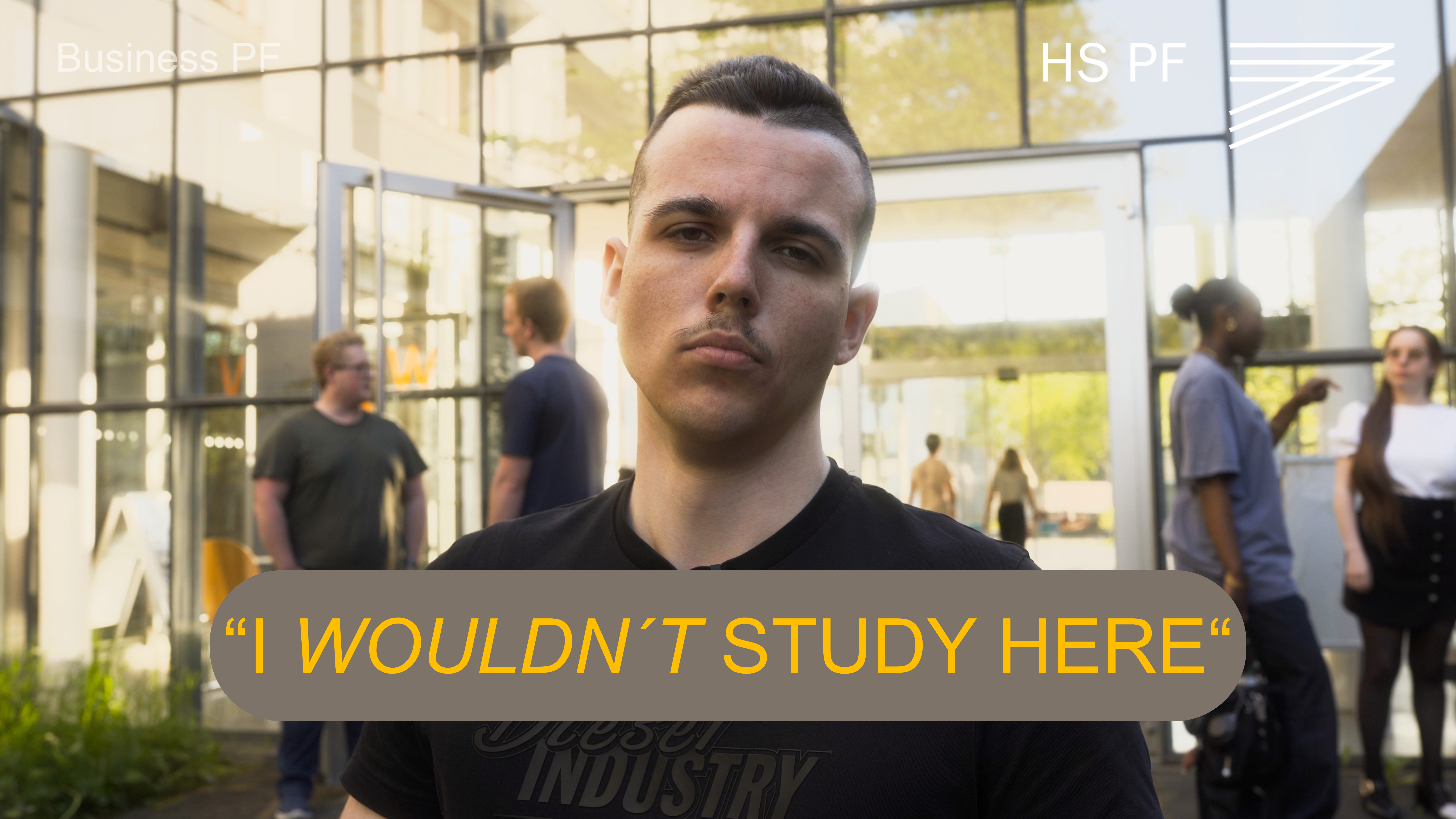 Ein traurig wirkender Studierender steht vor der Business School Pforzheim