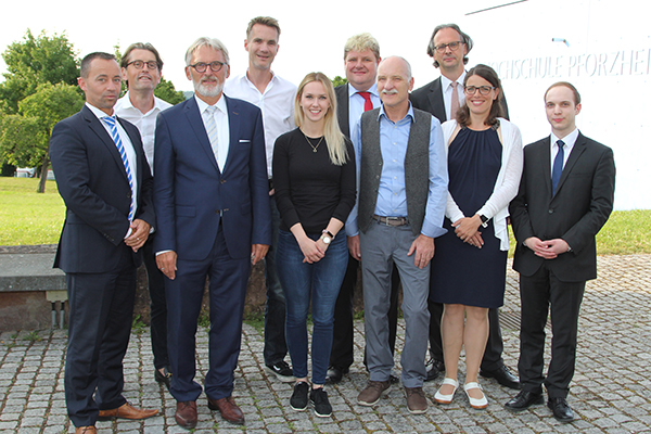 Professoren, Professorinnen und Mitarbeitende des Studiengangs BWL/Steuern und Wirtschaftsprüfung in festlichen Outfits